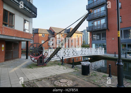 MANCHESTER, ENGLAND - 30. August 2016: Die manuelle Ladung Eisen Winde auf einer der Stadt Wasserkanäle. Moderne Häuser aus rotem Backstein in der Nähe von t Stockfoto