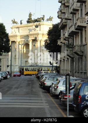 Das Arco della Pace, aus einer fernen Straße, Mailand, Italien Stockfoto