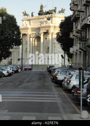 Das Arco della Pace, aus einer fernen Straße, Mailand, Italien Stockfoto