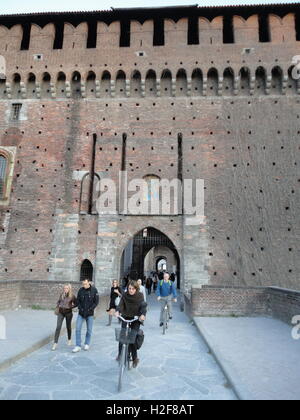 Seiteneingang des forzesco's Castle" mit Fußgängern, Radfahrern und Touristen, das Castello Sforzesco, Mailand, Italien Stockfoto