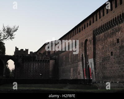 Blick auf den Eingang des wunderschönen Castello Sforzesco, Mailand in der Dämmerung Stockfoto