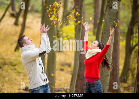 Paar auf einem Spaziergang im Herbst Park werfen lässt Stockfoto