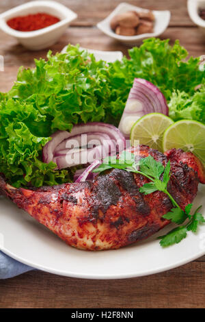 Tandori Huhn mit Salat auf Teller Stockfoto