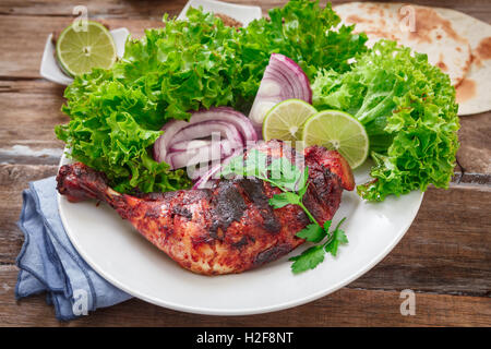 Indische tandoori Bein Hähnchen mit Gewürzen und Gemüse Stockfoto