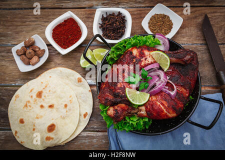 Indische tandoori Bein Hähnchen mit Gewürzen und Gemüse Stockfoto