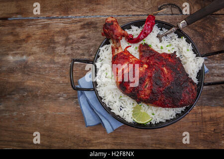 Indische tandoori Bein Hähnchen mit Gewürzen und Gemüse Stockfoto