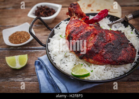 Indische tandoori Bein Hähnchen mit Gewürzen und Gemüse Stockfoto