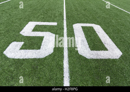 Zahlen auf einem Fußballfeld. 50. Stockfoto