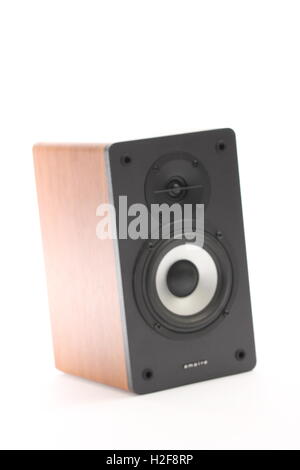 Holz hi-fi Stereo Lautsprecher auf weißem Hintergrund Stockfoto