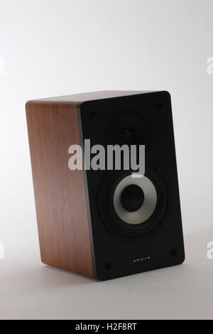 Holz hi-fi Stereo Lautsprecher auf weißem Hintergrund Stockfoto