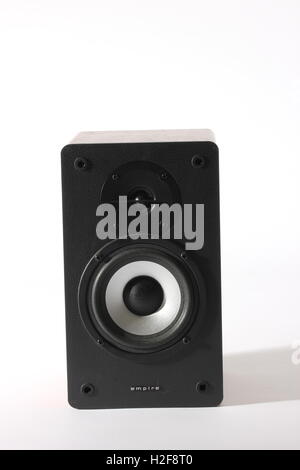 Holz hi-fi Stereo Lautsprecher auf weißem Hintergrund Stockfoto