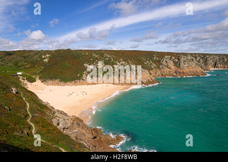 Über Porthcurno Strand an einem sonnigen Herbsttag in Cornwall, England. Stockfoto