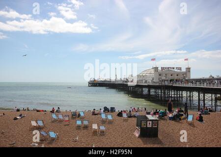 Die berühmte Brighton Pier an einem schönen sonnigen Tag, England, Meer, Sommer, touristische Attraktion von Brighton, Vergnügungen Zentrum Stockfoto