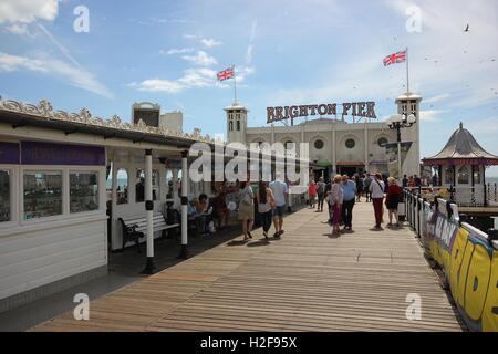 Die berühmte Brighton Pier an einem schönen sonnigen Tag, England, Meer, Sommer, touristische Attraktion von Brighton, Vergnügungen Zentrum Stockfoto