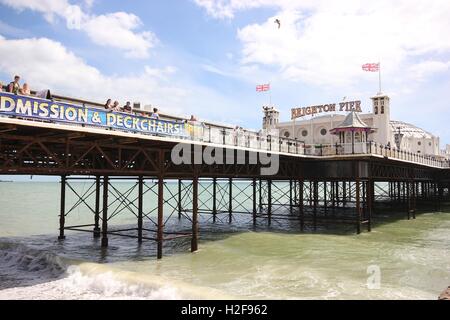 Die berühmte Brighton Pier an einem schönen sonnigen Tag, England, Meer, Sommer, touristische Attraktion von Brighton, Vergnügungen Zentrum Stockfoto