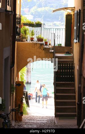 Eine schöne Allee mit charakteristischem Eingang auf der "Insel der Fischer', Isola dei Pescatori, Stresa, Lago Maggiore, Italien Stockfoto