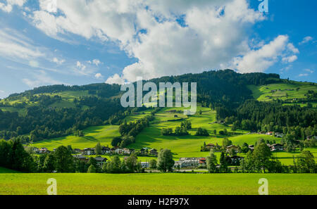 Dorf von Westendorf, Brixental Tal in den Tiroler Alpen, Österreich, Sommer und Winterlage für den Tourismus. Stockfoto