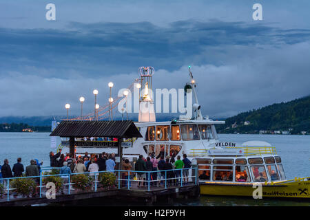 Krumpendorf am Wörthersee: den Wörthersee, nächtliche Bootsprozession an Maria Himmelfahrt, Schiff, Statue der Maria, Kärnten, Ca Stockfoto