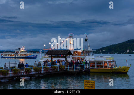 Krumpendorf am Wörthersee: den Wörthersee, nächtliche Bootsprozession an Maria Himmelfahrt, Schiff, Statue der Maria, Kärnten, Ca Stockfoto