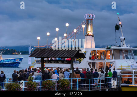 Krumpendorf am Wörthersee: den Wörthersee, nächtliche Bootsprozession an Maria Himmelfahrt, Schiff, Statue der Maria, Kärnten, Ca Stockfoto