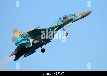 Ukraine Air Force Suchoi Su-27 UB Flanker Jet Fighter Aircraft in einem Air Display fliegen Stockfoto