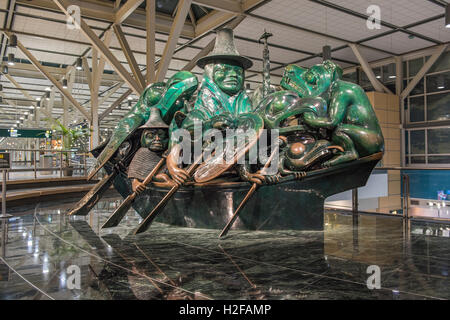 Der Geist der Haida Gwaii The Jade Kanu, Bill Reid Bronze-Skulptur an der Vancouver International Airport angezeigt. Stockfoto