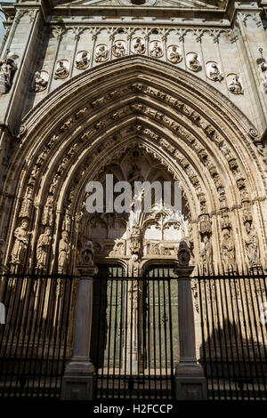 Tür der Kathedrale von Toledo, Kaiserstadt und Bogen. Spanien Stockfoto