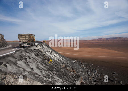 Leere LKW in Richtung der Salzminen in der Atacama-Wüste. Stockfoto