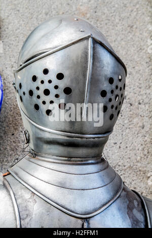 Spanische militärische Rüstung, Helm und Brustpanzer detail Stockfoto