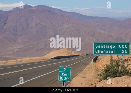 Pan American Highway, der durch die Atacama-Wüste im Norden Chiles. Stockfoto