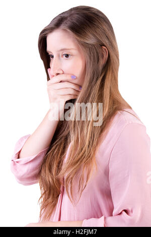 Nahaufnahme einer betroffenen Frau über den Mund, isoliert in weiß Stockfoto