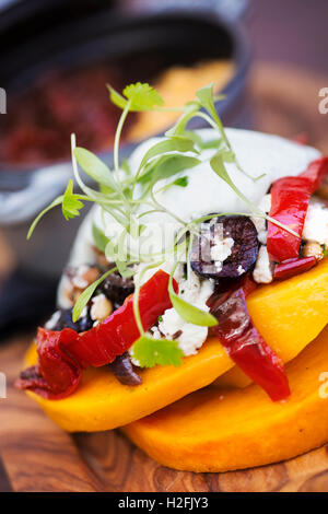 Dorf-Gastwirtschaft-Food-Gerichte. Ein Stapel von frischem Gemüse, Sour Cream und garnieren. Paprika und Peashoots garnieren. Stockfoto