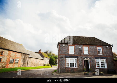 Das Red Lion Public House in einem Dorf. Stockfoto