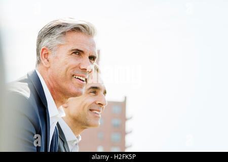 Zwei Menschen, Männer, die miteinander reden im freien stützte sich auf ein Geländer, eine Kaffee-Pause. Stockfoto