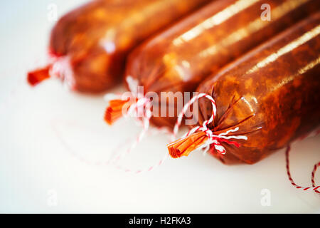 Nahaufnahme von drei Chorizo-Wurst. Stockfoto