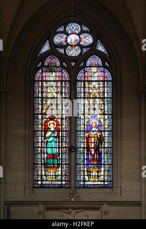 Buntglas Fenstern der Basilika Sainte-Clotilde in Paris (Frankreich). Stockfoto