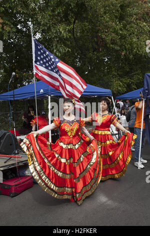 Herbst-Moon Festival und Laternenumzug auf der 8th Avenue im Abschnitt "Chinatown" von Brooklyn, NY. Stockfoto