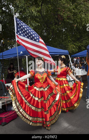 Herbst-Moon Festival und Laternenumzug auf der 8th Avenue im Abschnitt "Chinatown" von Brooklyn, NY. Stockfoto