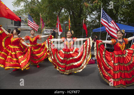 Herbst-Moon Festival und Laternenumzug auf der 8th Avenue im Abschnitt "Chinatown" von Brooklyn, NY. Stockfoto