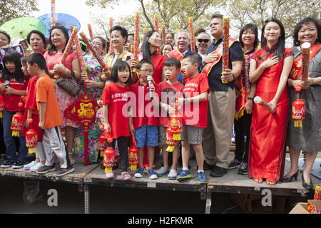 Eröffnungsfeier der Autumn Moon Festival und Laternenumzug auf der 8th Avenue im Abschnitt "Chinatown" von Brooklyn, NY. Kinder singen die Nationalhymne. Stockfoto