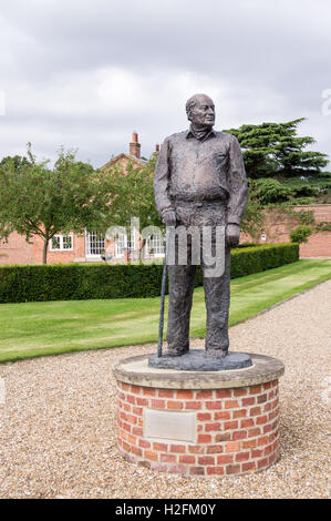 Statue von John Raleigh Chichester-Constable, 1927-2011, Burton Constable Hall, Skirlaugh, East Riding, Yorkshire, England Stockfoto