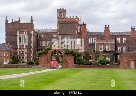 Ein Royal Mail Post Office Peugeot van angekommen Burton Constable Hall, Skirlaugh, East Riding, Yorkshire, England Stockfoto