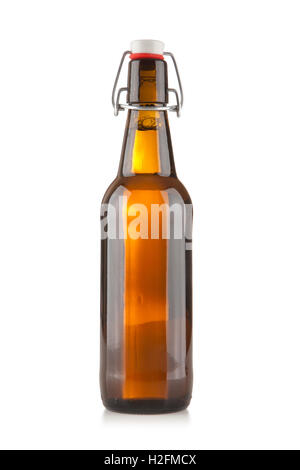 Bierflasche auf weißem Hintergrund Stockfoto