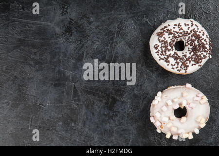 Leckere Donuts auf dunklem Hintergrund Stockfoto