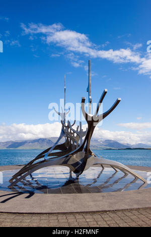 Stahl-Wikinger Schiff Skulptur 'Sun Voyager' oder 'Solfar' von John Gunnar Arnason 1971 auf dem Deich. Saebraut, Reykjavik, Island Stockfoto