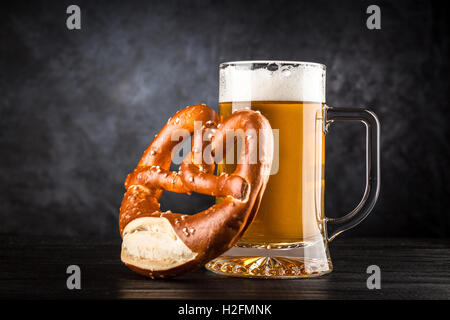 Bierkrug auf schwarzem Hintergrund Stockfoto