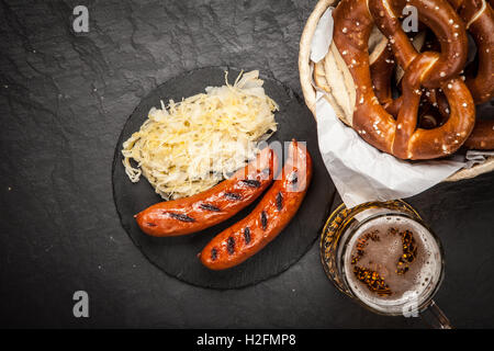 Brezeln, Bratwurst und sauerkraut Stockfoto