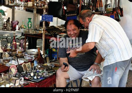 Die geschäftigen San Telmo-Antiquitätenmarkt am Plaza Dorrego Stockfoto