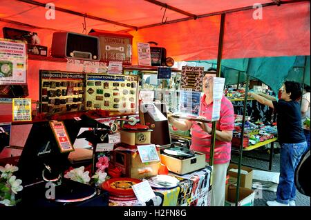 Die geschäftigen San Telmo-Antiquitätenmarkt am Plaza Dorrego Stockfoto