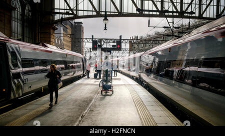 Passagiere, die von Virgin express Personenzug in Glasgow Central Station von London Euston aussteigen Stockfoto